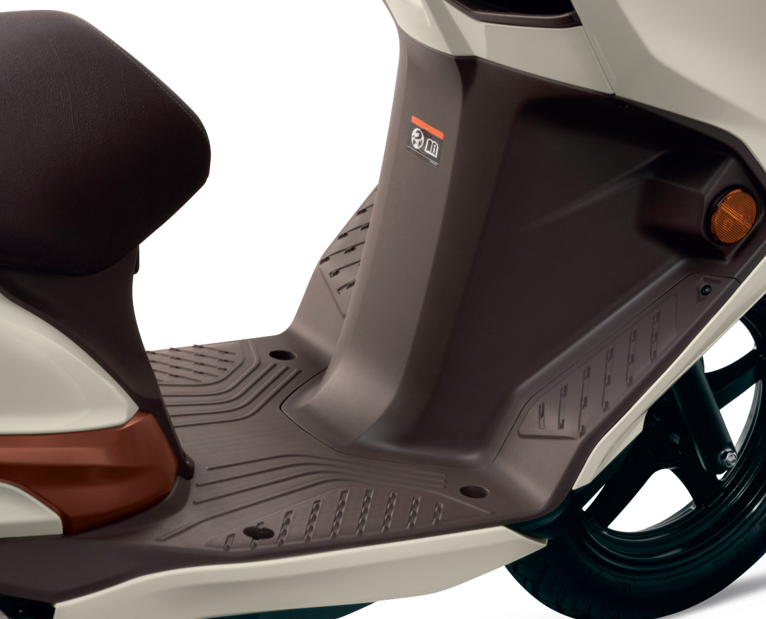 12_-_Spacious_floorboard_69cbba8444ff2.jpg