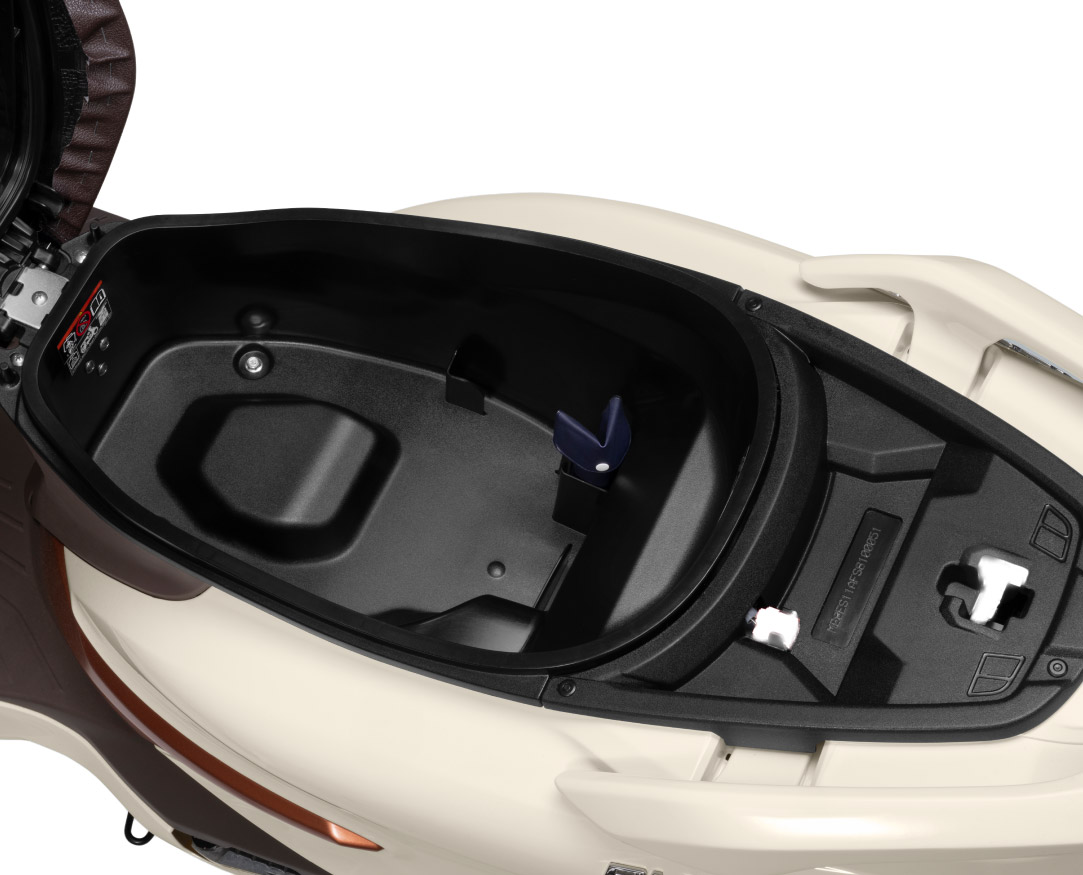 18_-_Underseat_storage_69cbba93750ba.jpg