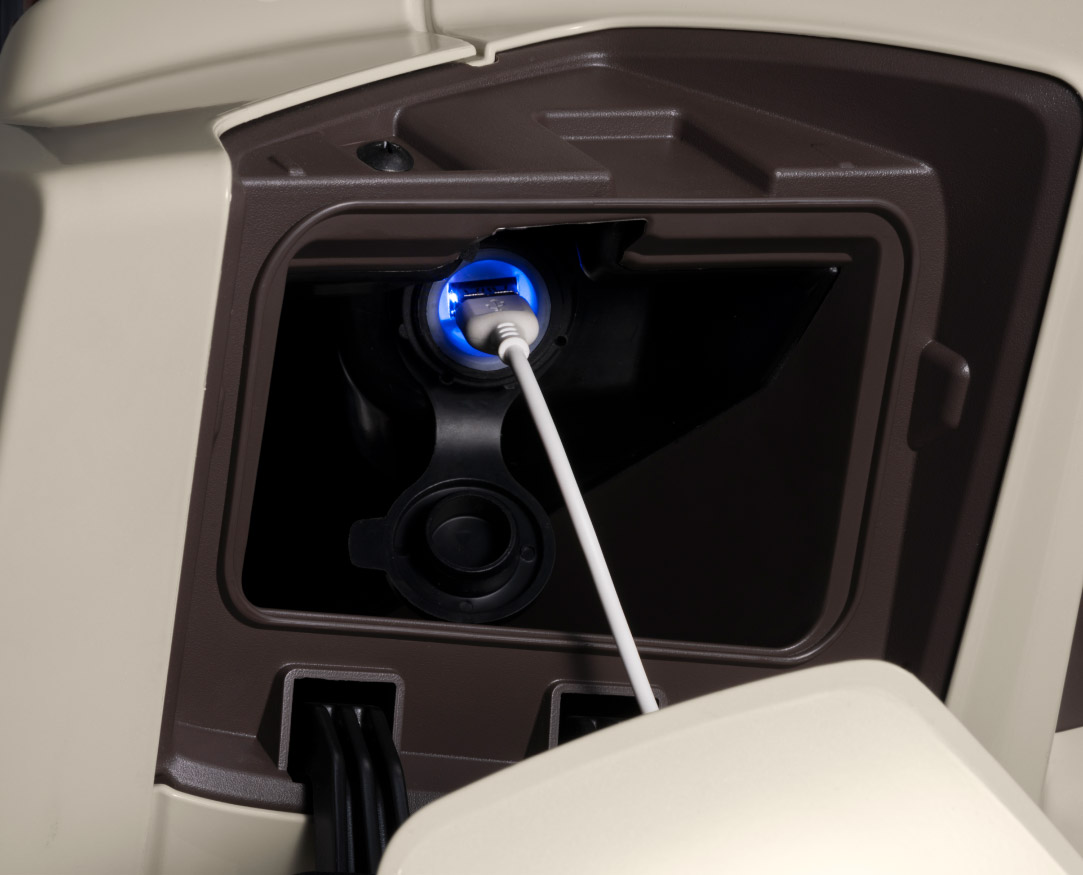 19_-_Covered_front_left_compartment_with_USB_outlet_69cbba95b287b.jpg